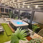 Crown Penthouse - Luxurious, & Vista , By Uni88