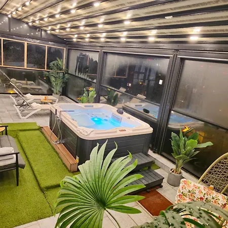 Crown Penthouse - Luxurious, & Vista , By Uni88
