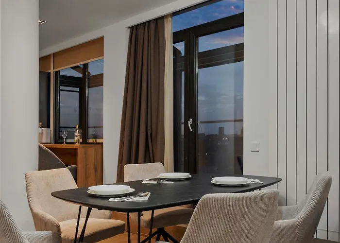 Hotel apartamentowy Crown Penthouse - Luxurious, & Vista , By Uni88