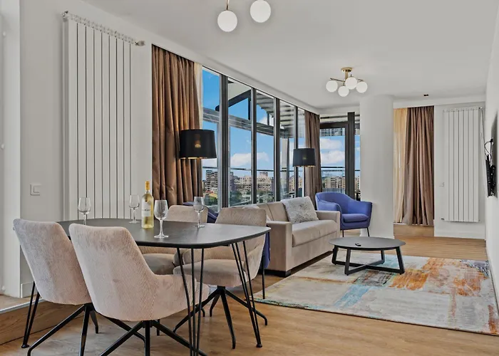 Crown Penthouse - Luxurious, & Vista , By Uni88